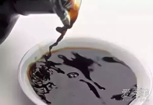 早上洗脸的提示:加入醋洗脸,抵抗粉刺和去角质