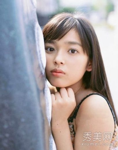 《以吻封缄》的女主角让所有的女演员噘嘴，以此来弥补对她的崇拜。