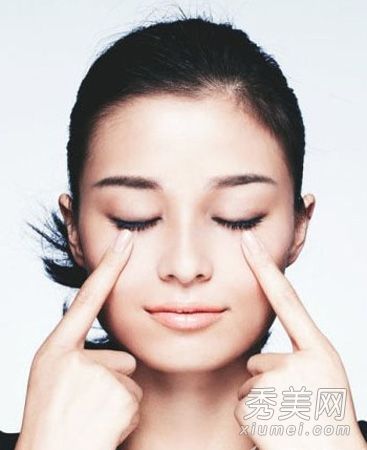 推荐黑眼圈和眼袋的眼部按摩技巧