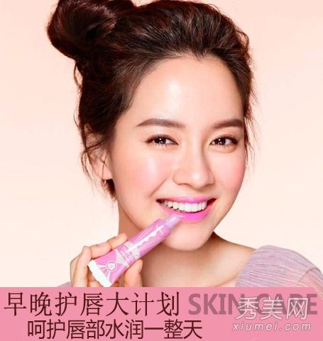 冬季唇部护理:早晚唇部护理方法不同。