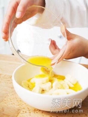 DIY乳木果油保湿面部和。香蕉面具