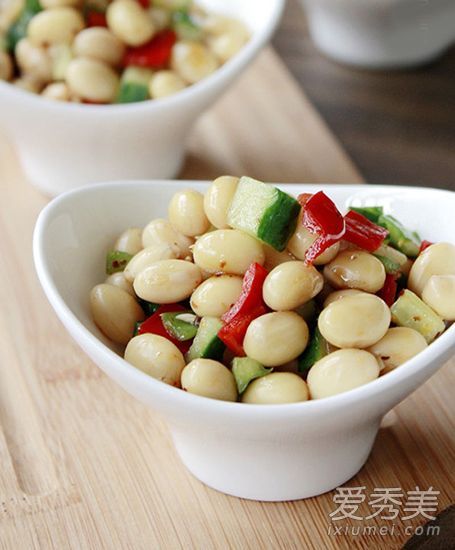 女人的脸是黄色的，嘴唇是黑色的。推荐10种补血养颜的食谱。