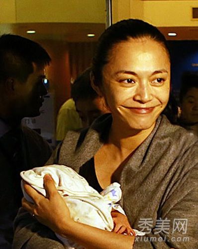 陈瑶生完孩子后第一次露面，没有化妆，她儿子蜡黄的脸。