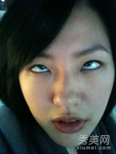 娱乐圈的“第二名”女演员在微博上做鬼脸,看起来很丑