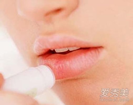 让唇彩持久的5个唇妆技巧