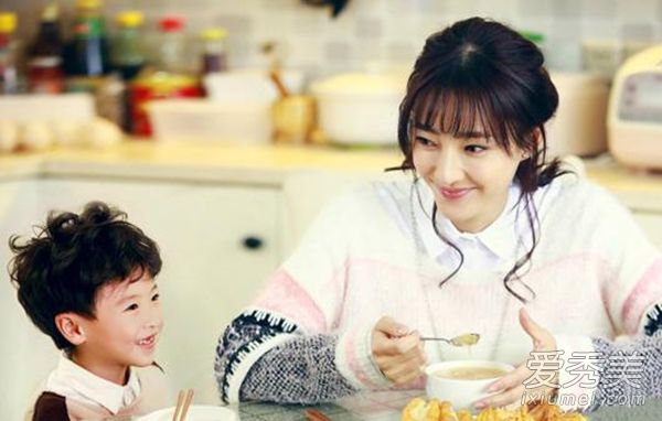 “两朵花”克劳迪娅“假素颜”的化妆秘诀