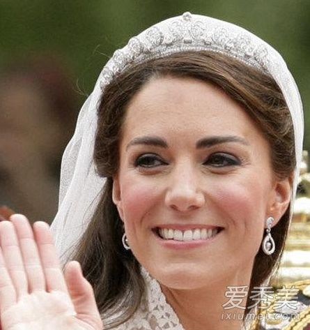 明星们喜欢化妆。凯特的新娘自己画的画！