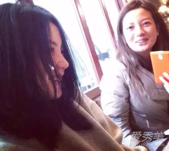 女明星们小心翼翼地自拍，小脸和尖下巴很容易处理