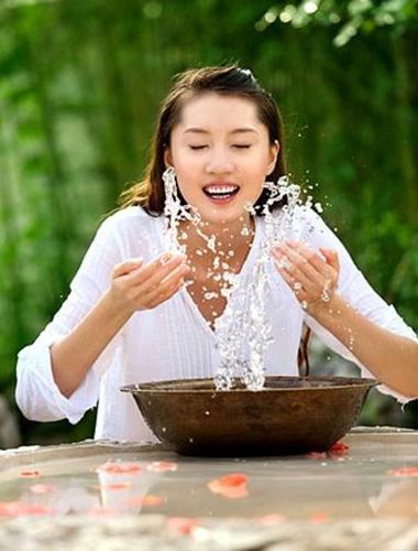 如何用盐水洗脸？用盐水洗脸的好处