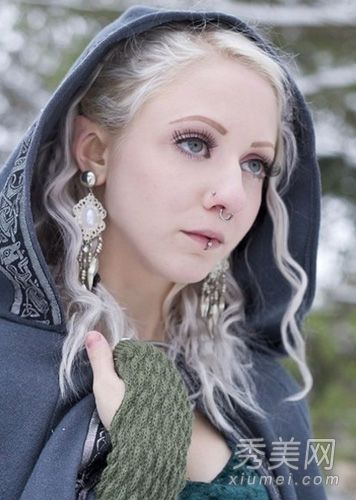 卡通疯狂整容再次袭击女孩耳朵整容看起来像“精灵”