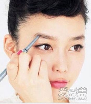 不怕汗和油，夏天的7个快速化妆技巧。