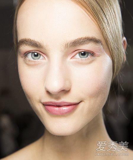 为什么使用面膜时脸上会有刺痛的感觉？让我告诉你