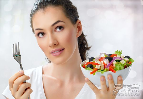 女性为美容而吃的14种最强排毒食物