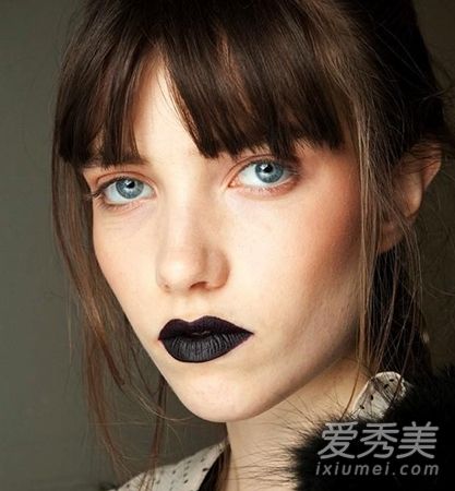 2015年秋冬时装周，浓重的黑色唇膏已经足够了！