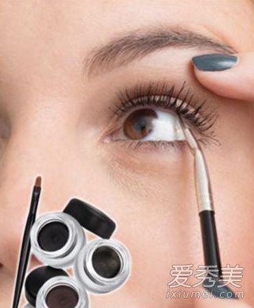 零基础化妆:一天又一天；两幅基本的夜间眼线画