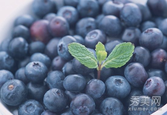 你吃什么来对抗衰老？多吃黑色水果来抗氧化。