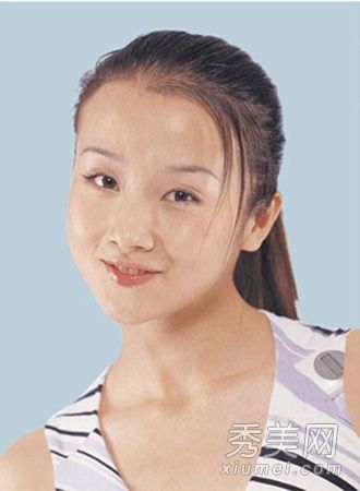 这张照片揭示了这位明星整形手术的细节。哪个女演员脸上有一把刀?