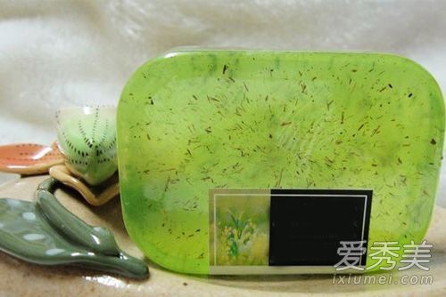 四种常见的不良洗涤习惯导致皮肤紧绷和出油