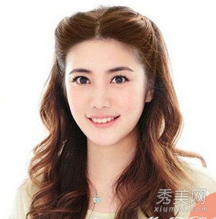 说明眼部化妆师如何化妆来遮盖眼袋。