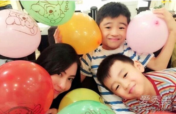 35岁的张柏芝并不依靠整容手术来杀死同龄的女明星