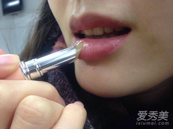 嘴唇皲裂怎么办？用舌头舔它们会更糟糕。