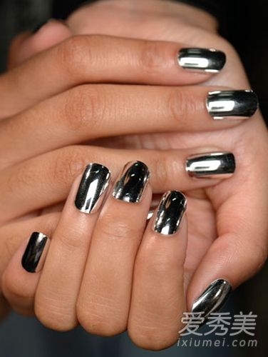 2015年夏天最热的指甲艺术充满了凉爽的金属风