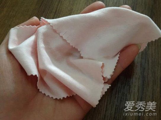 网友亲自教“眼镜布”去黑头方法效果惊人！