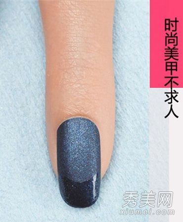 你也可以在家自己动手做深蓝渐变美甲