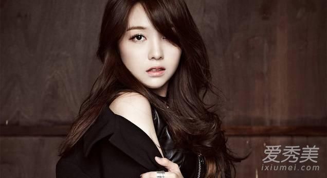 朝鲜军团女孩& # 039；日敏雅展示韩国性感眼妆画