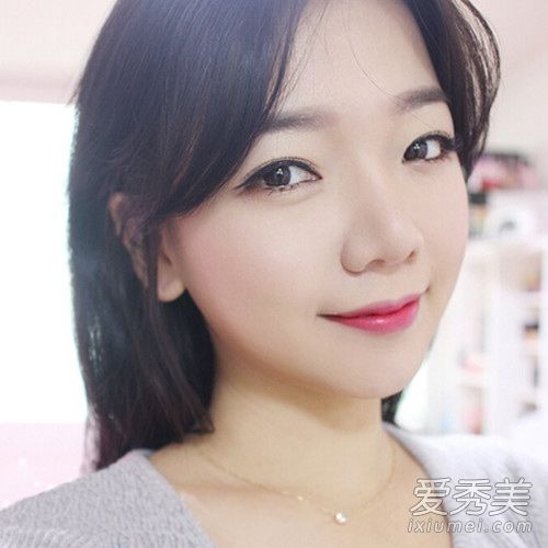 韩国女孩的妆容让你纯净动人。