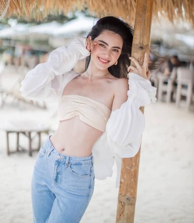 泰国女星Mai海边写真好惊艳，抹胸搭配牛仔裤，满屏都是大长腿