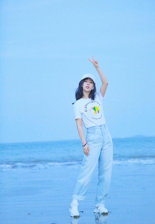 杨紫海边写真,白T搭配浅蓝色牛仔裤气质清新,可爱不失甜美