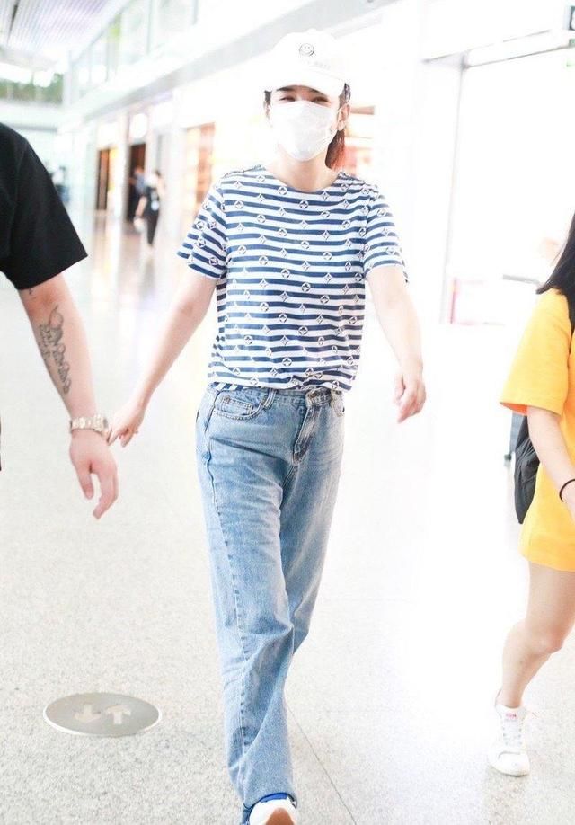 42岁黄奕真会装嫩,条纹短袖配牛仔裤简约高级,少女感扑面而来