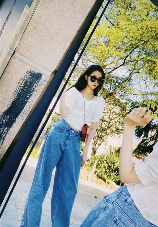 国民闺女关晓彤,白色泡泡袖上衣搭配阔腿牛仔裤,女神范十足