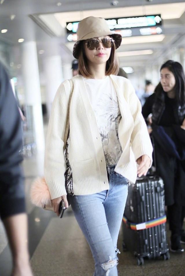 好久不见的心如姐姐,白色针织外套搭配浅色牛仔裤,舒适温柔