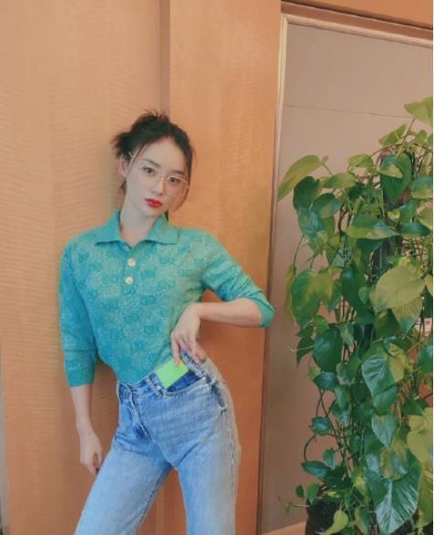 袁姗姗蚂蚁腰真任性,连“老头衫”都不放过,配浅色牛仔精致有型