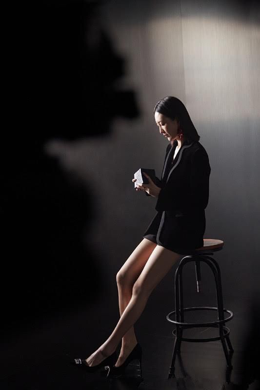 王鸥的早春私服接地气,亮黄色卫衣搭浅色牛仔裤,活力四射!