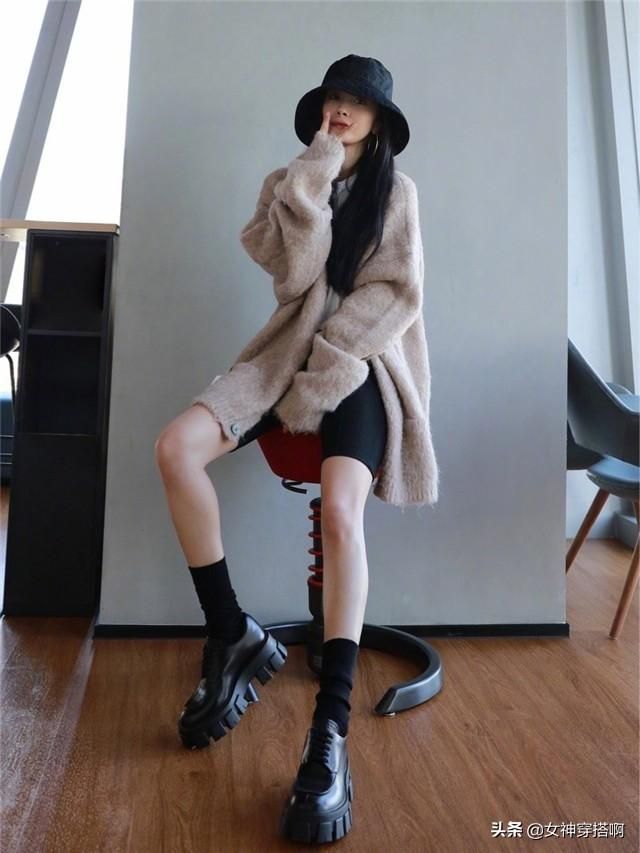 小黑裤不受宠了,今年最流行这4条裤子,遮肉百搭,连杨幂都上头