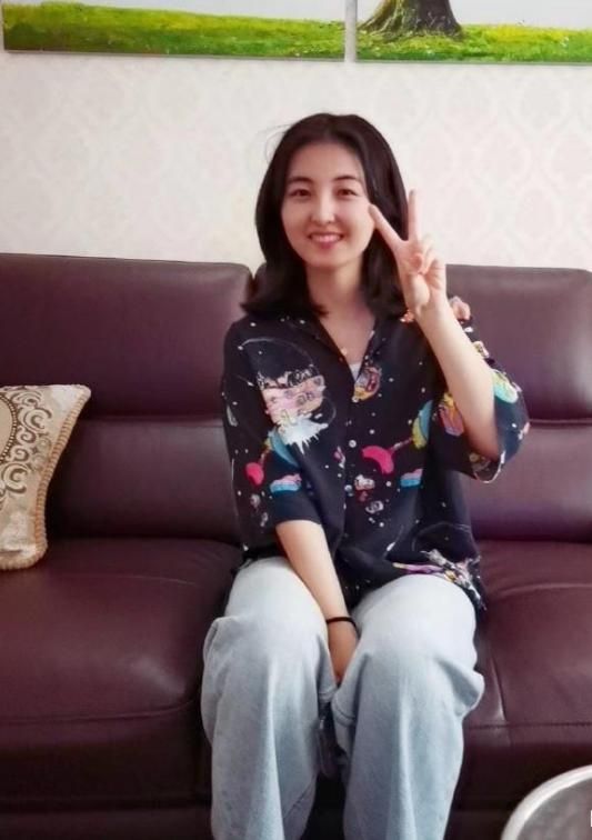 张子枫高考结束终于放松,穿印花衬衫配牛仔裤,圆脸肉嘟嘟变胖了