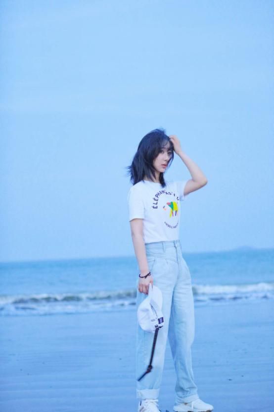 杨紫教你时尚穿搭,白色T恤搭配牛仔裤,简约大气又有范儿