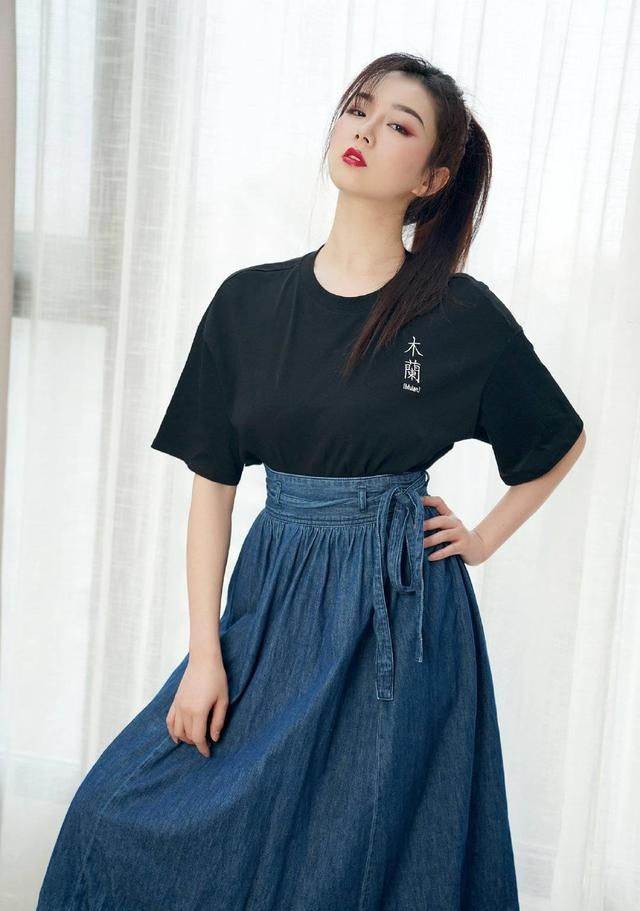 穿衣要紧跟潮流,温柔又时尚的穿搭很实用,会让女人味变得更强烈