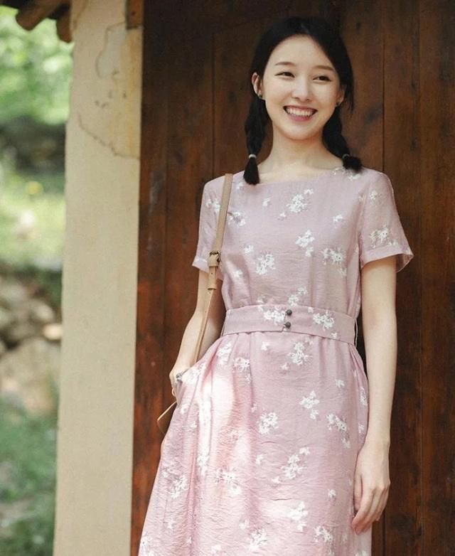酷夏也要做清新脱俗的女生，9套连衣裙穿出文艺范儿