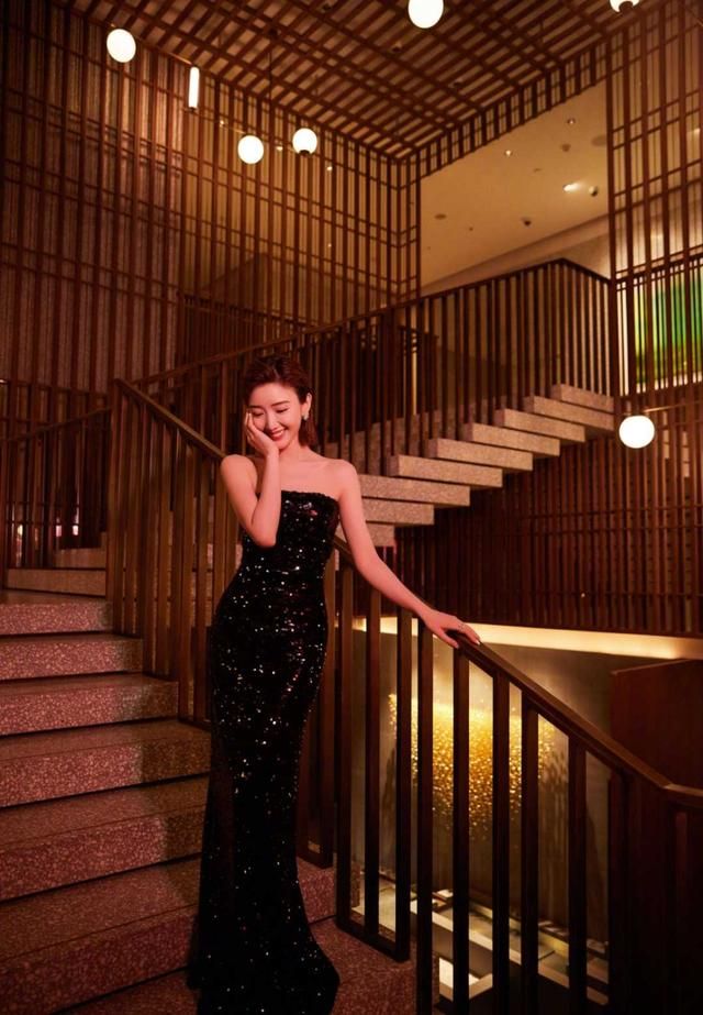 被毛晓彤造型“迷住”了，穿黑色亮片抹胸连衣裙，身材比例太完美