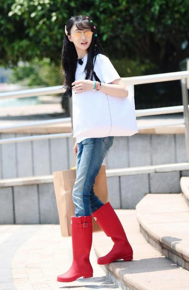 夏天的T恤怎么穿出时尚感?看看郑爽的搭配,清爽又减龄,很耐看