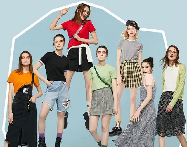 适合“纯色T恤”的8套夏季搭配,不会打扮的话,建议模仿着去穿