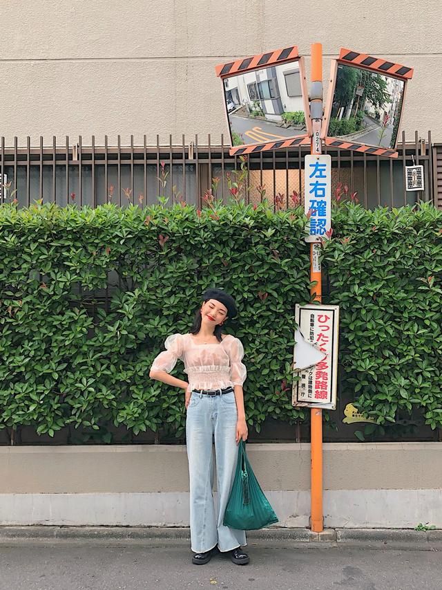 比短上衣更有魅力的穿搭单品,半透明单品和吊带组合,时尚又灵动