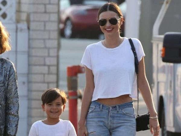 浅蓝色牛仔裤穿得这么好看 她们怎么做到的?