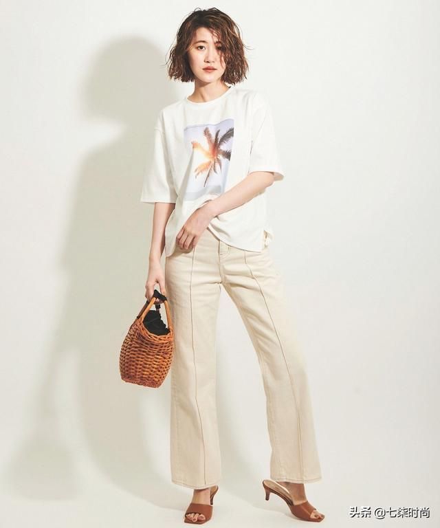 夏天的时髦交给T恤来打造，各种风格随意切换，这些搭配照搬就好