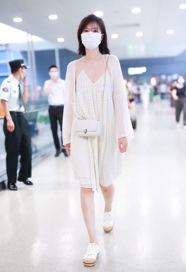 立秋后,连衣裙怎样穿才“不平庸”?搭配这几件上衣,洋气又高级