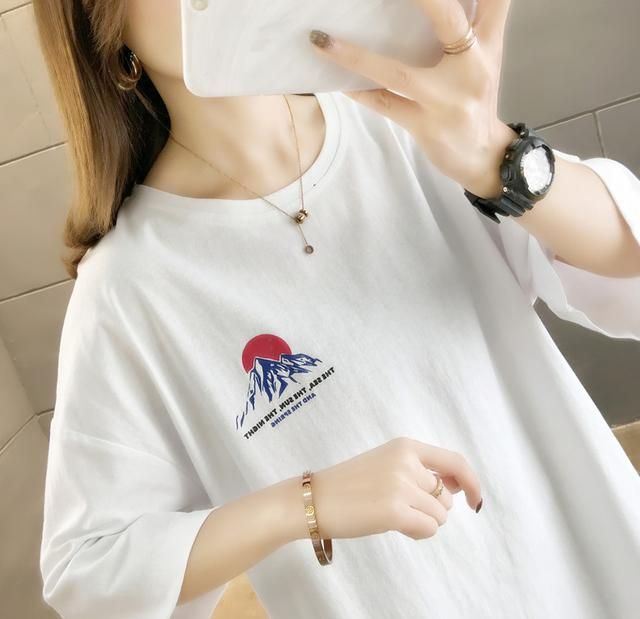 炎炎夏日,简单时尚的短袖T恤,这样穿搭,清凉舒适更显气质